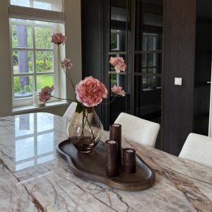 Walnut dienblad met kaarshouders en zijden bloemen